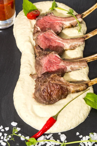 Lam ribben gekookt op de grill geserveerd op een hete steen — Stockfoto