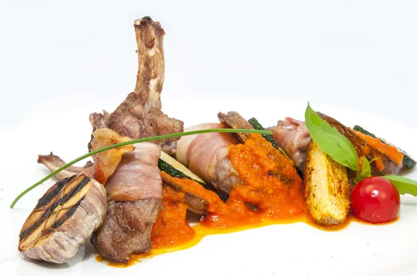 Costillas de ternera asadas con verduras en un plato blanco en un restaurante —  Fotos de Stock