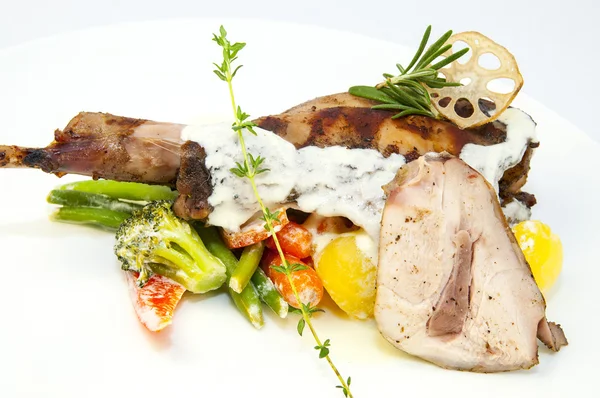 Roasted rabbit meat and potatoes with vegetables — Stock Photo, Image