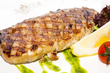 Yayın balığı ızgarada pişirme biftek