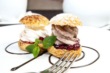 bir restoranda beyaz tabakta tartlets