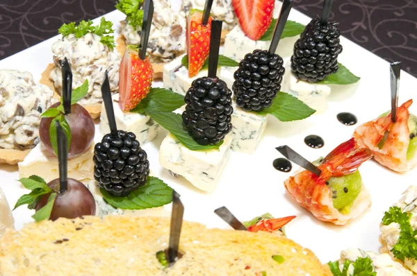 Sándwiches españoles mariscos al vino y verduras de queso —  Fotos de Stock