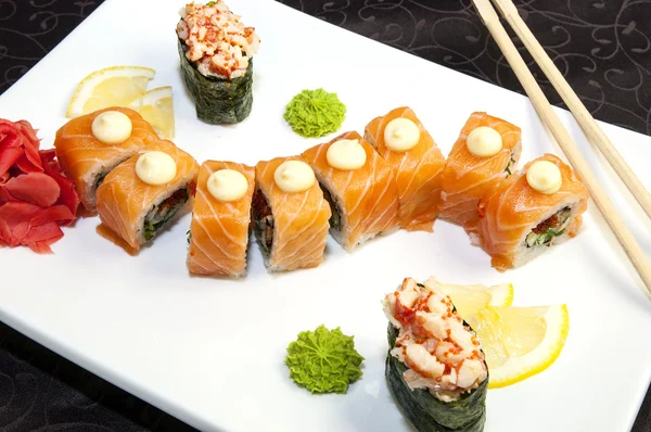 Heerlijke zeevruchten sushi op een Japans restaurant — Stockfoto