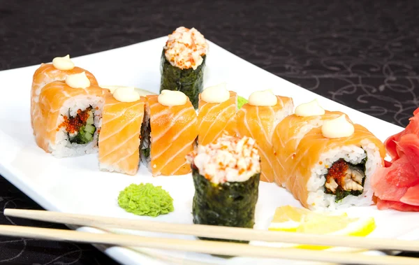 Delicioso sushi de mariscos en un restaurante japonés — Foto de Stock