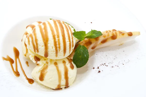 Frutta con gelato su un piatto bianco al ristorante — Foto Stock