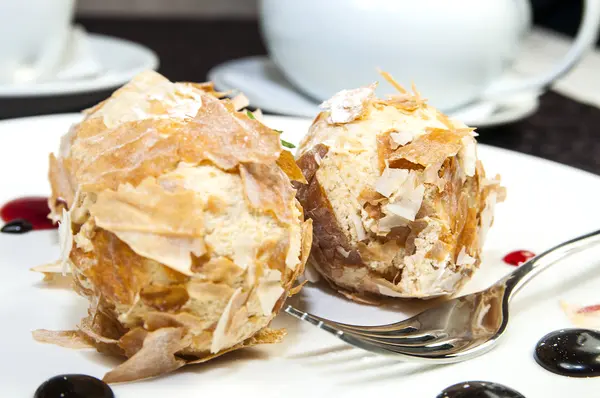 Palle di gelato decorate con menta su sfondo bianco nel ristorante — Foto Stock