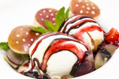 Karamel Sos ve beyaz zemin üzerine nane ile dondurma