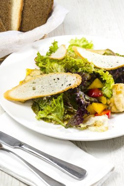 peynir ve bir tablo içinde bir restoran sebze salatası