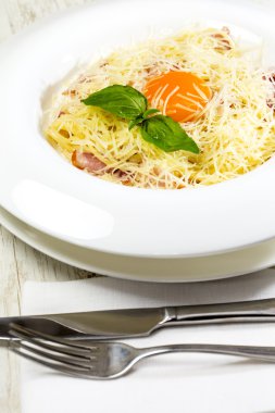 spagetti yumurta ve peynir bir tablo içinde bir restoran ile
