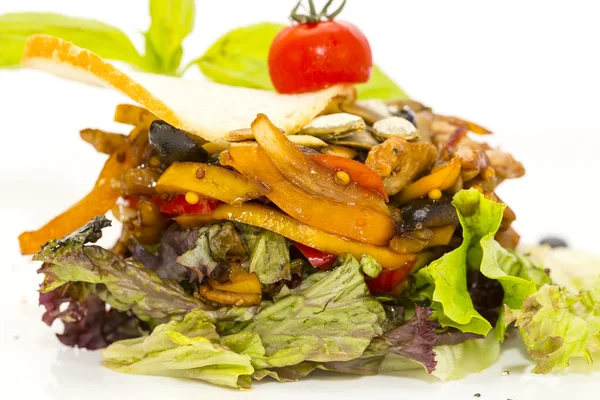 Салат з овочами та м'ясом на білому тлі в ресторані — стокове фото