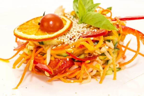 Ensalada de verduras al vapor en un plato blanco en un restaurante —  Fotos de Stock