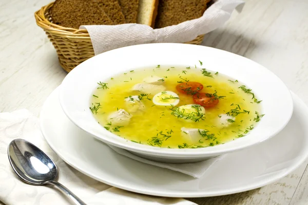Sopa de pollo con fideos y huevos —  Fotos de Stock