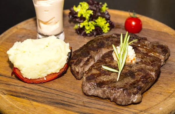 Bife de carne cozinhando na grelha — Fotografia de Stock