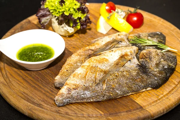 Meeresfisch auf dem Grill zubereitet — Stockfoto