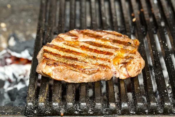 Cocinar bistec de res en una parrilla en el restaurante —  Fotos de Stock