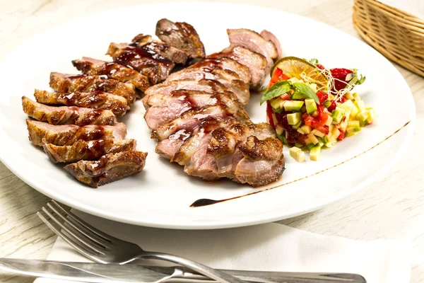 Pečené maso na stůl v restauraci — Stock fotografie