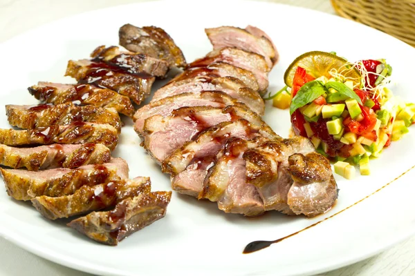 Жареное мясо на столе в ресторане — стоковое фото