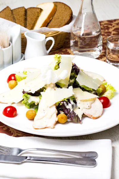 Caesar-Salat auf dem Tisch in einem Restaurant — Stockfoto