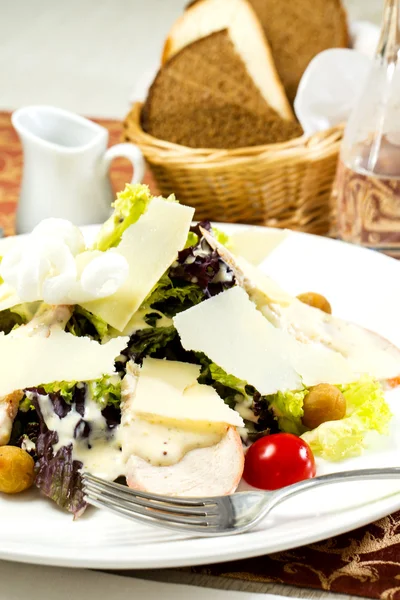 Bir restoranda masaya Sezar salatası — Stok fotoğraf
