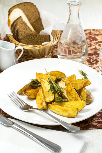 Bakad potatis på bordet i en restaurang — Stockfoto