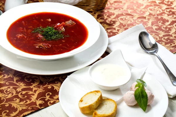 Sopa de remolacha roja sobre la mesa en un restaurante —  Fotos de Stock