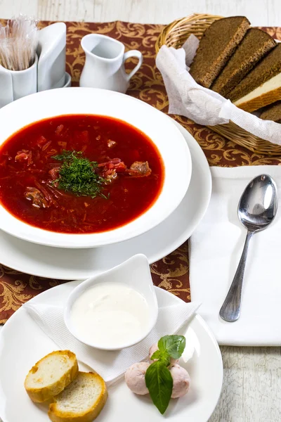Sopa de beterraba vermelha na mesa em um restaurante — Fotografia de Stock