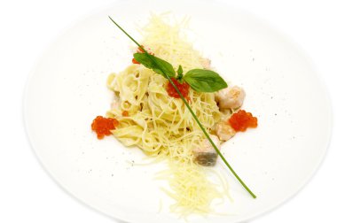 Beyaz bir arka plan yeşilliklerle süslenmiş yumurtalı makarna