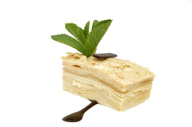 Katman pastası parçası nane ile dekore edilmiştir.