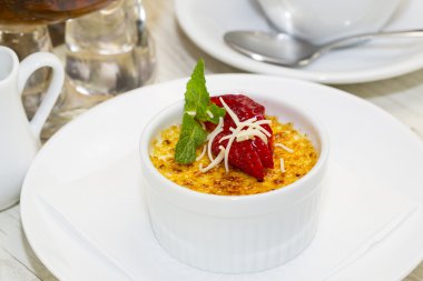 bir tabloda bir restoranda krem brulee porsiyon