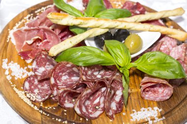 birkaç tür sosis et yemek