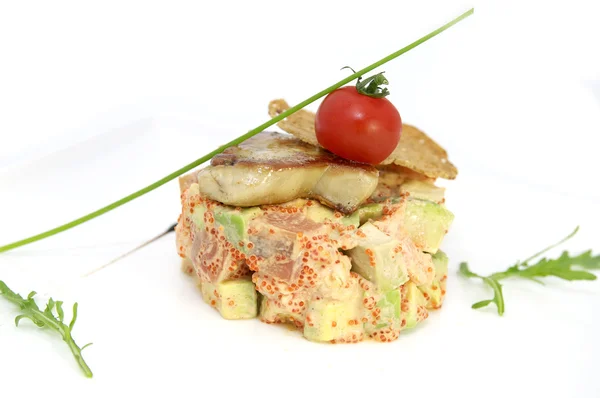 Insalata, pesce e uova decorati con verdure e pomodori — Foto Stock