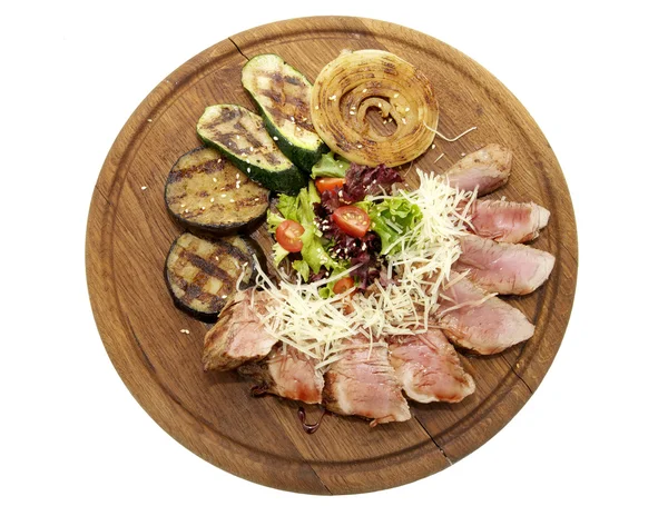 Płyta mięsem i grillowane warzywa na białym tle — Zdjęcie stockowe