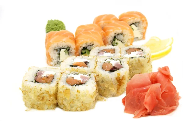 Суши морепродукты на белом фоне — стоковое фото
