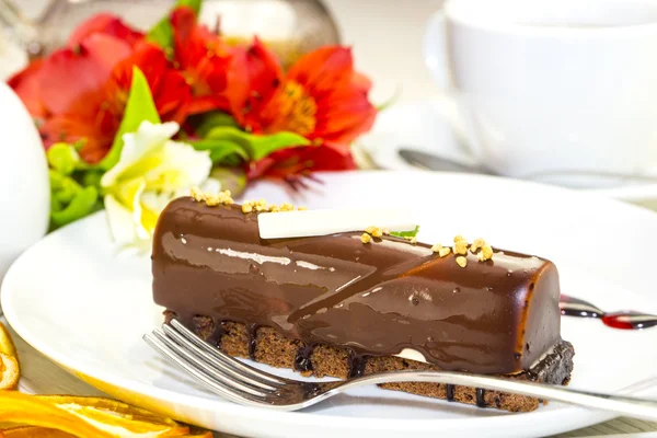 Dessert, un pezzo di torta sul tavolo con una tazza di tè — Foto Stock