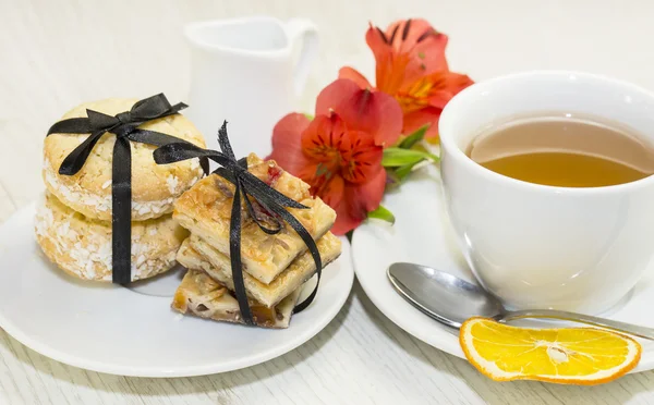 Cookies and tea on a table in a restaurant — Stock Photo, Image