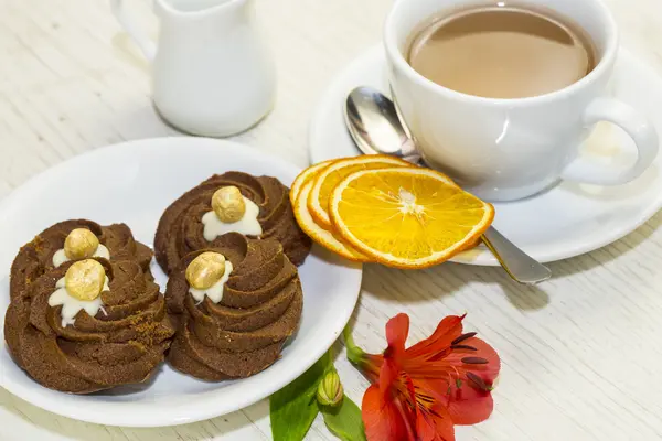 Cookies and tea on a table in a restaurant — Stock Photo, Image