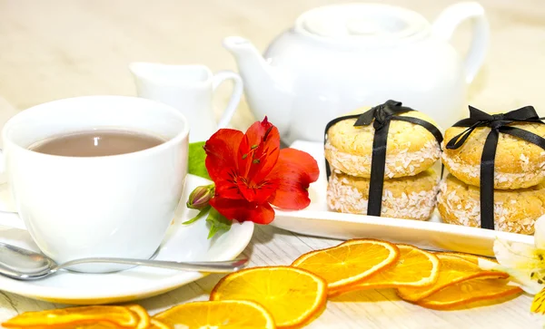 Galletas y té en una mesa en un restaurante — Foto de Stock