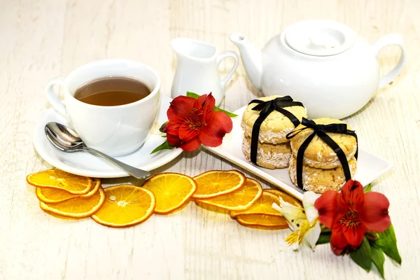 Cookies and tea on a table in a restaurant — Stock Photo, Image