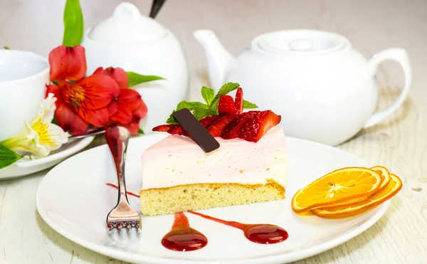 Dessert, ein Stück Kuchen auf dem Tisch mit einer Tasse Tee — Stockfoto