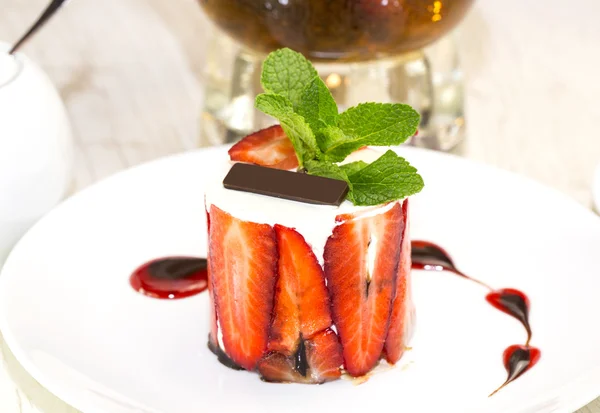 Postre, un pedazo de pastel en la mesa con una taza de té — Foto de Stock