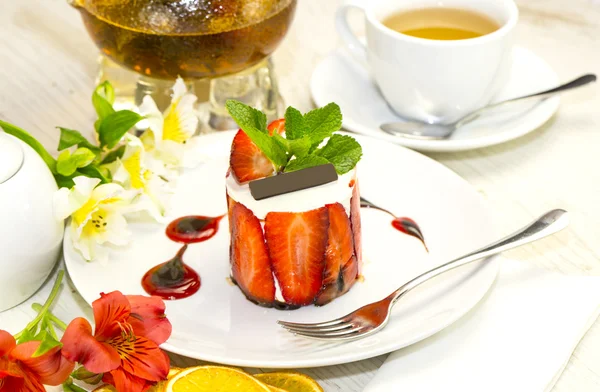 Dessert, een fluitje van een cent op de tafel met een kopje thee — Stockfoto