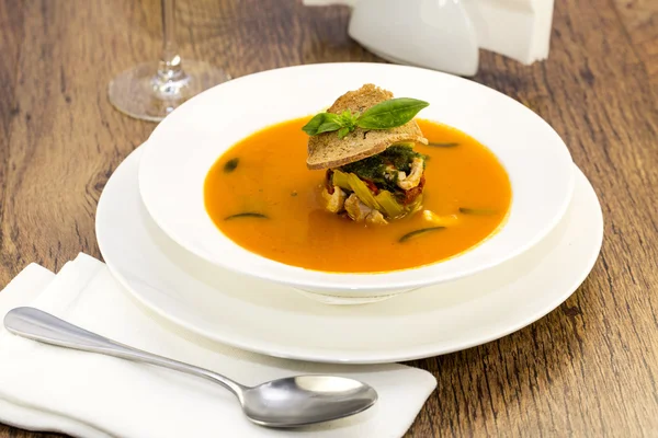 Meksykańska zupa z papryki puree z warzyw i mięsa kurczaka — Zdjęcie stockowe