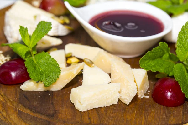 Piatto di formaggio con un grande decorato l'assortimento di menta — Foto Stock