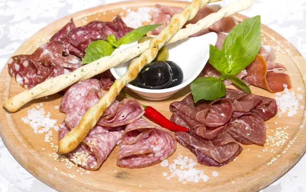 Prato de carne com vários tipos de salsichas — Fotografia de Stock