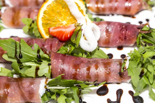 Rouleaux de viande et de légumes sur fond blanc dans le restaurant — Photo