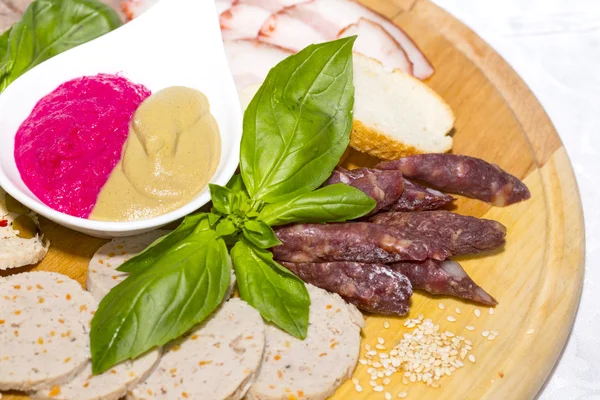 Piatto di carne con diversi tipi di salsicce — Foto Stock