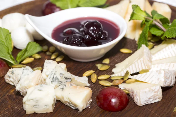 Piatto di formaggio con un grande decorato l'assortimento di menta — Foto Stock