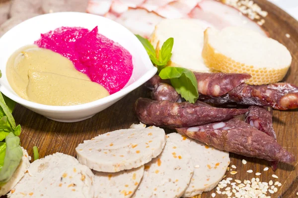 Piatto di carne con diversi tipi di salsicce — Foto Stock