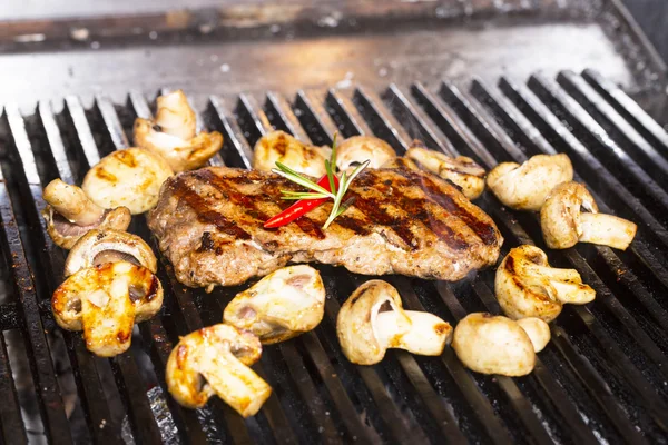 Koken paddestoelen op de grill in het restaurant — Stockfoto