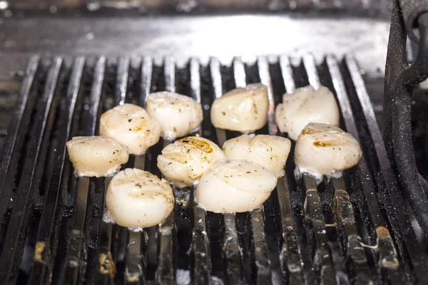 Cocinar vieiras en la parrilla — Foto de Stock